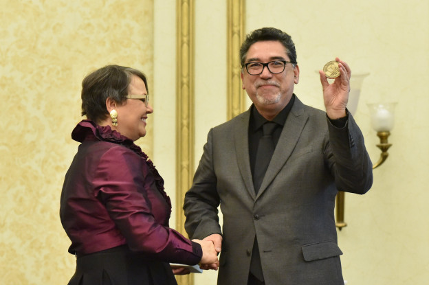 (José David Saldívar receives 2016 Hubbell Medal from Rosemary Feal)